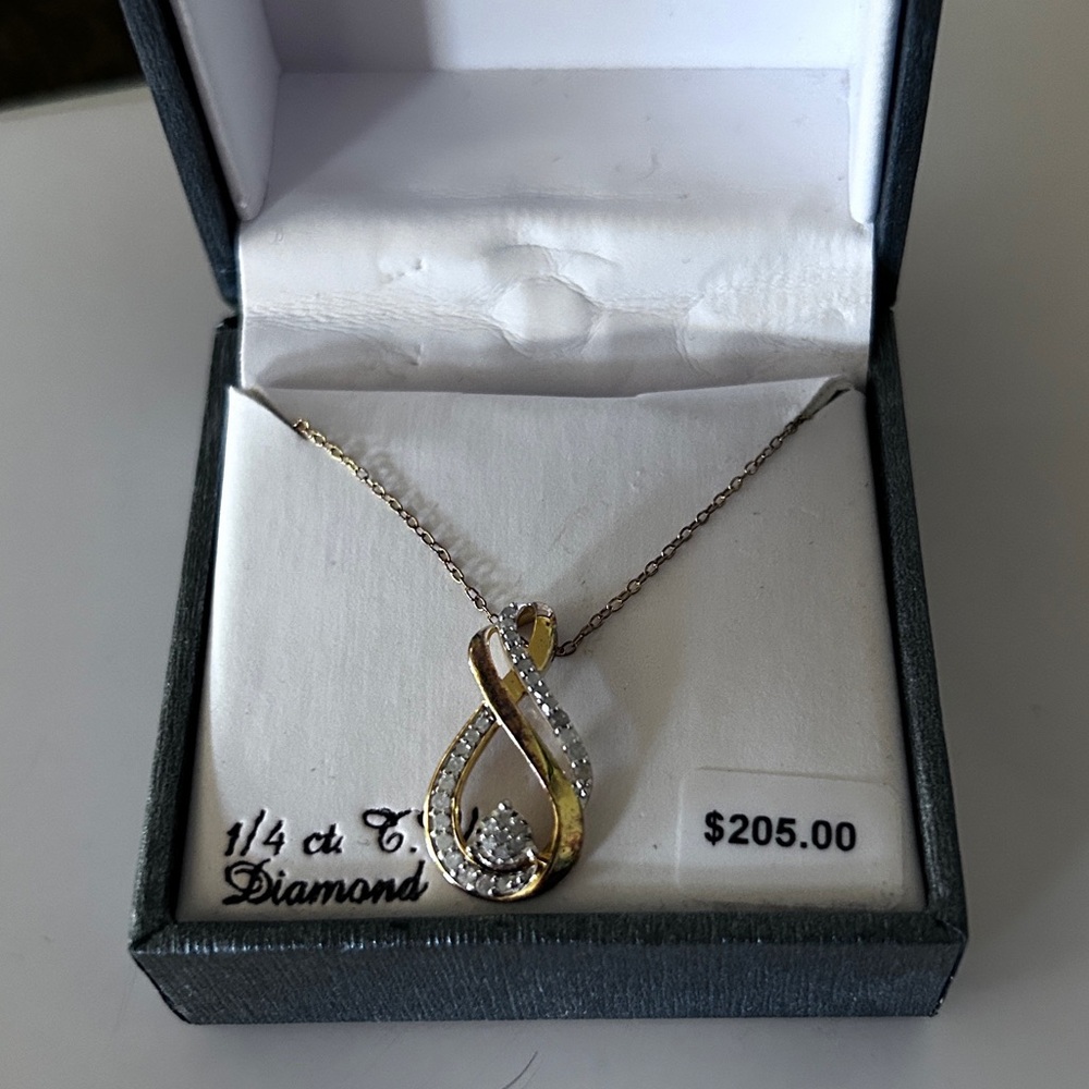 Women’s Diamond Pendant Necklace
